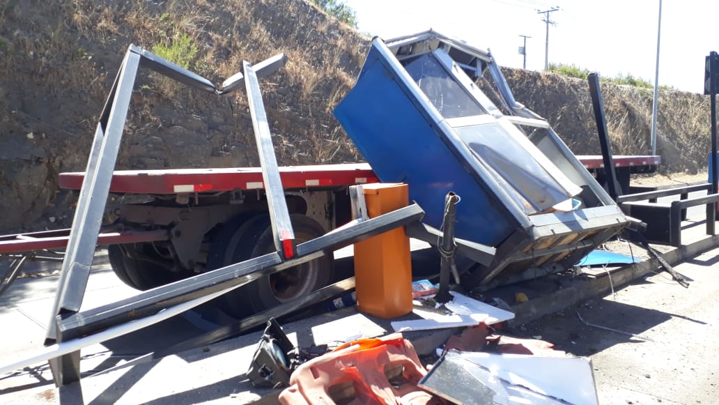 Camión perdió los frenos y arrasó con caseta de peaje en Los Ángeles: Al menos dos lesionados