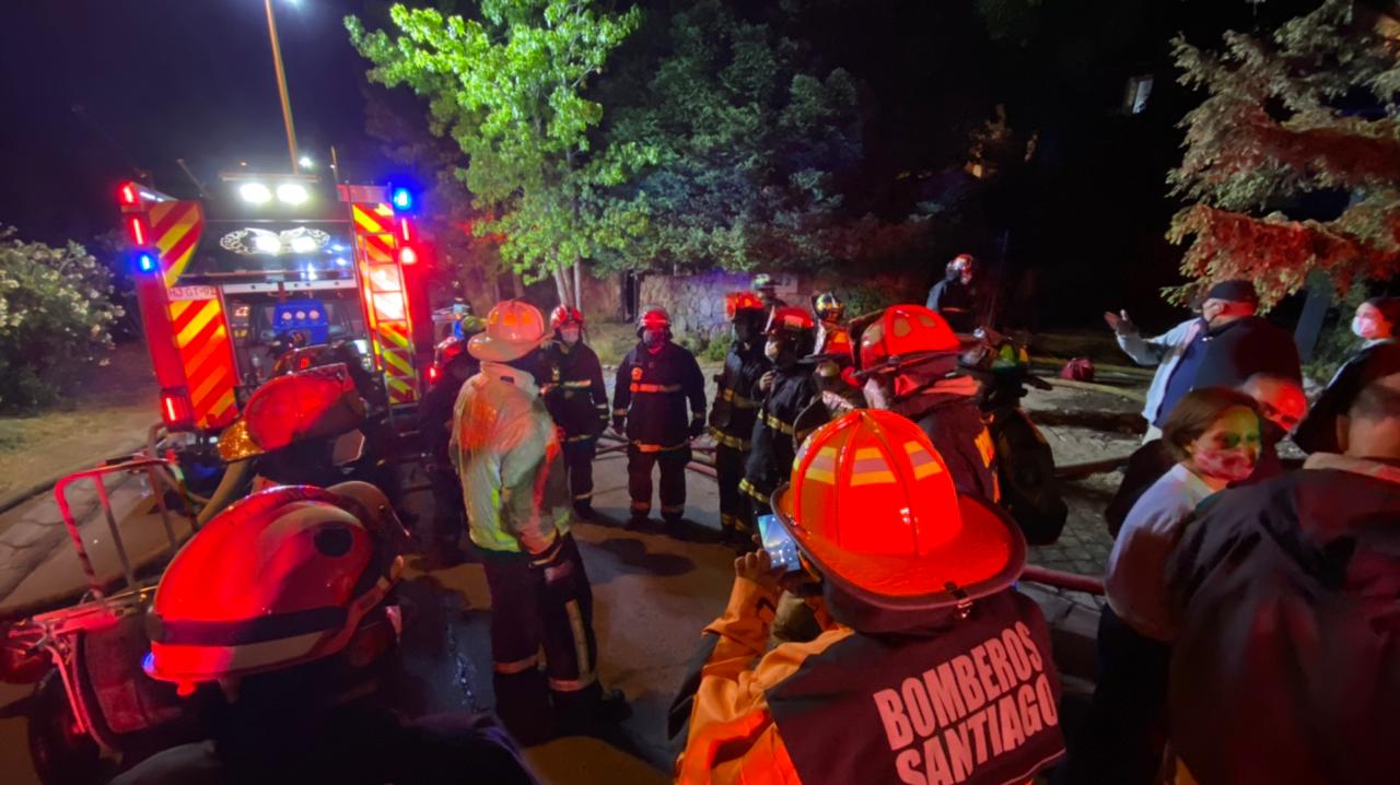 Más de 300 bomberos y 14 compañías acudieron a incendio de una casa de La Dehesa