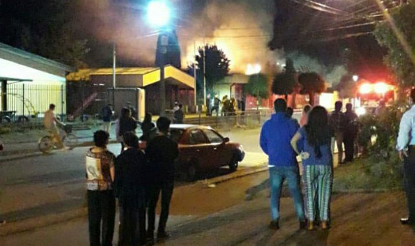 Incendio de escuela en Chiguayante habría sido por una bengala