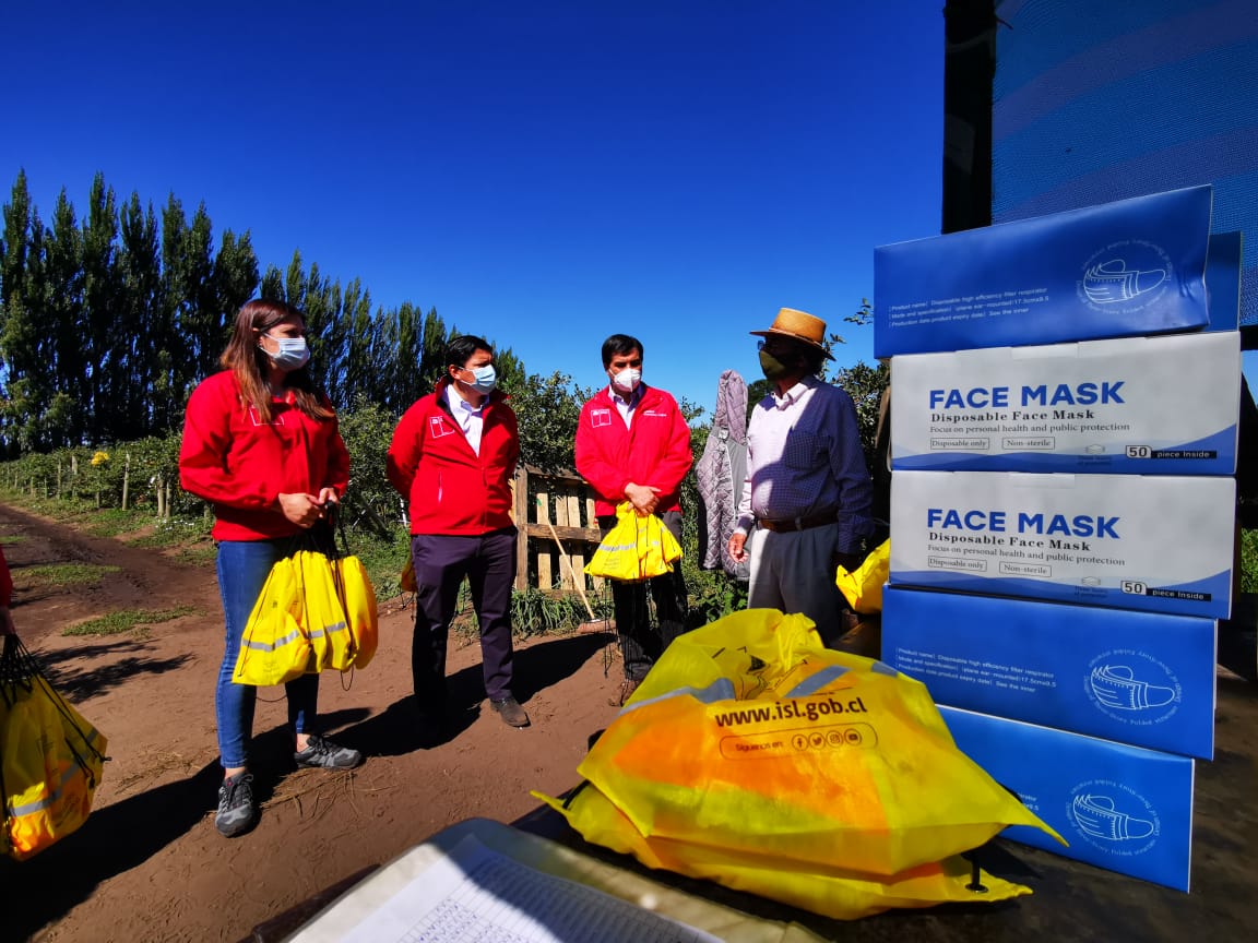 Trabajadores agrícolas recibieron implementos para enfrentar altas temperaturas y Covid-19