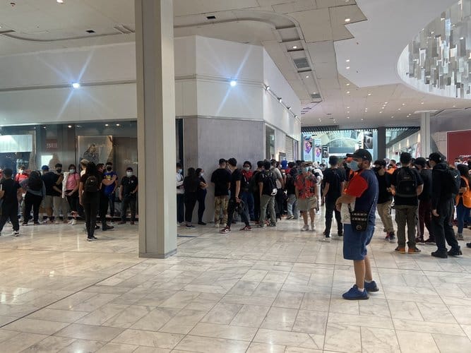 Lanzamiento de zapatillas generó caótica aglomeración en un mall de la Región Metropolitana