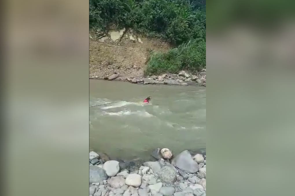 Indignación en redes sociales tras viral de niña indígena cruzando río con una cuerda