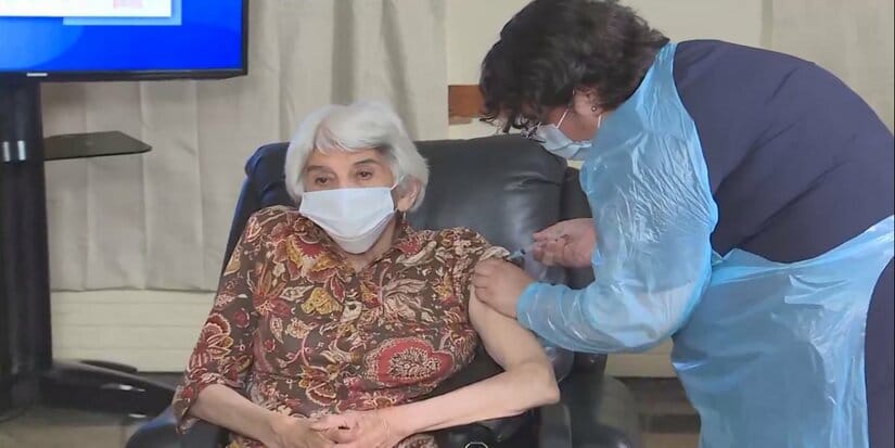 Comenzó el proceso de vacunación de los adultos mayores en Chile