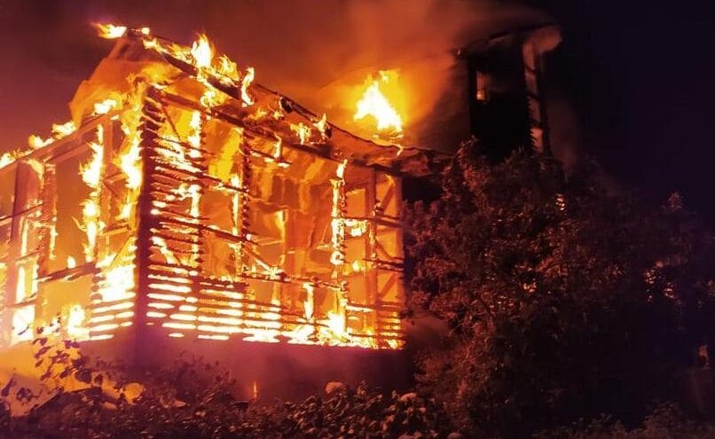 Ataque incendiario deja dos viviendas totalmente destruidas en Tirúa