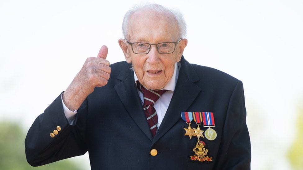 Capitán Sir Tom Moore se encuentra en el hospital por Covid-19