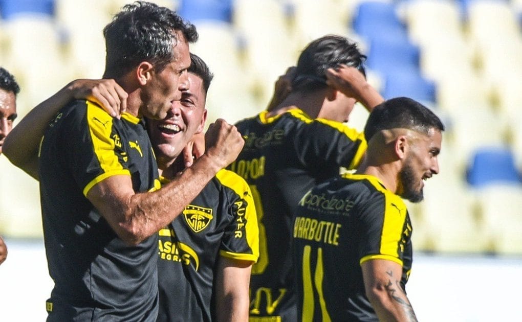 Fernández Vial va por la punta frente a General Velásquez