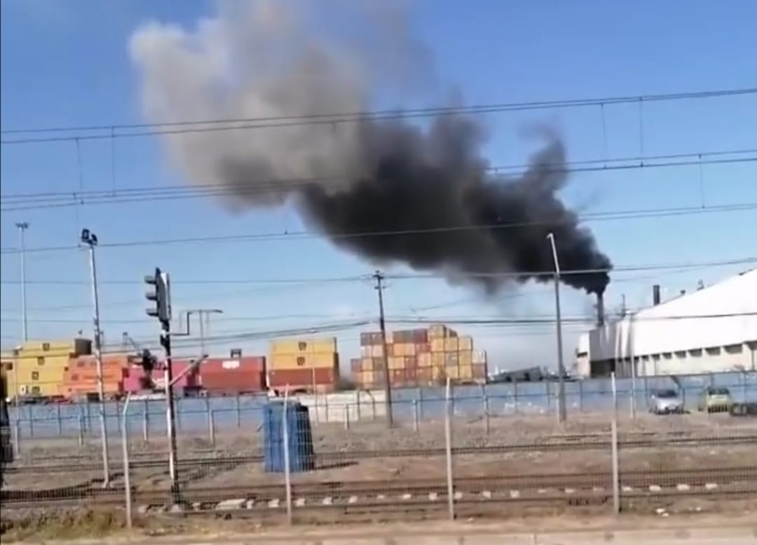 Vecino de Coronel denunció que Camanchaca lanzó denso humo negro al ambiente: Empresa aclaró episodio