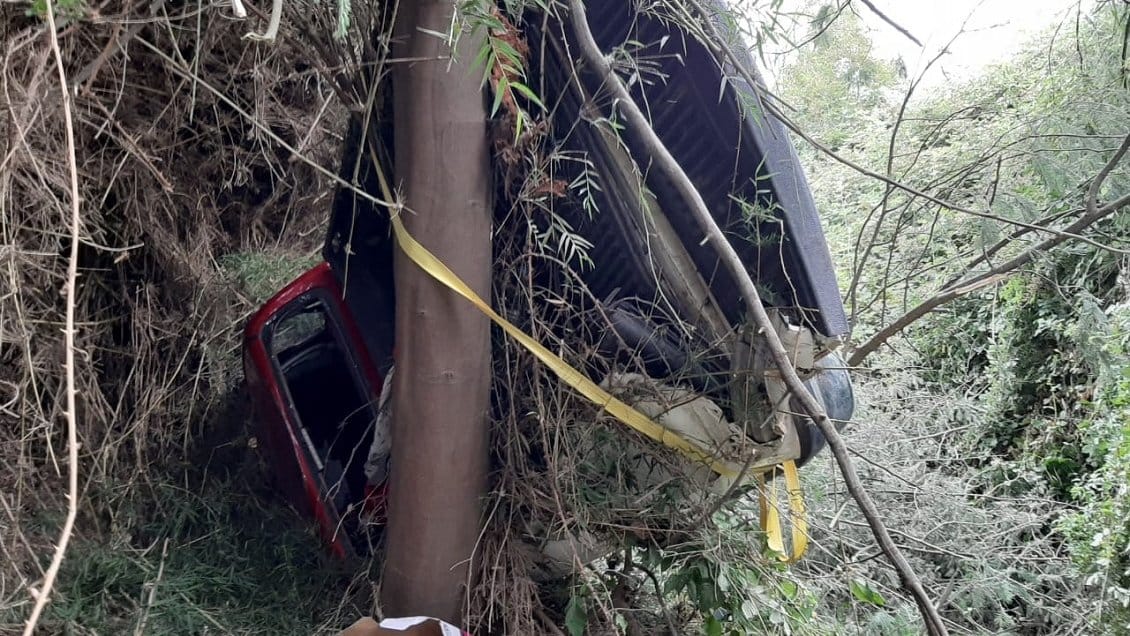 Adulto mayor estuvo 3 días atrapado en camioneta volcada antes de ser rescatado por Bomberos