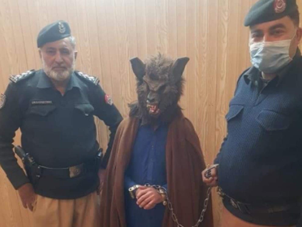 Arrestan a sujeto que se vistió a hombre lobo para asustar a la gente en las calles de Pakistán