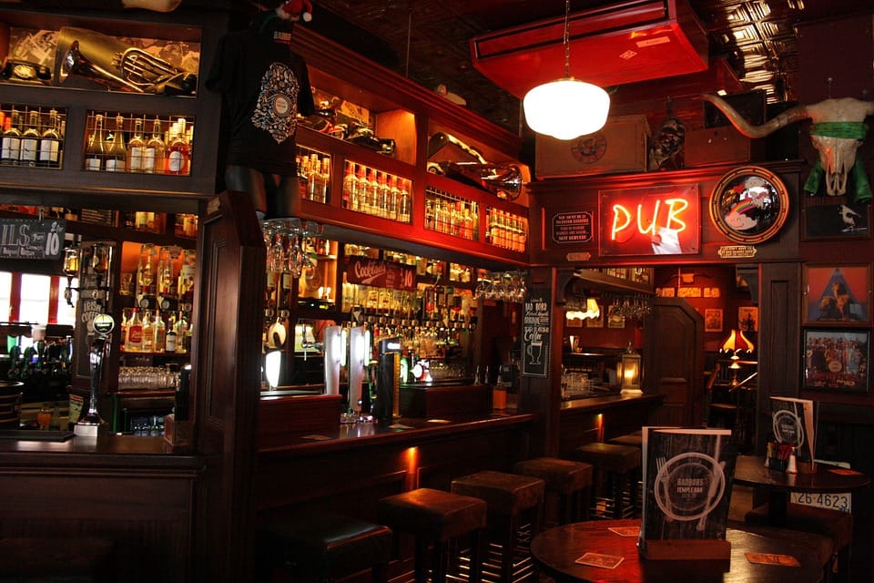 El nuevo Plan Paso a Paso prohíbe poner música en pubs y restaurantes