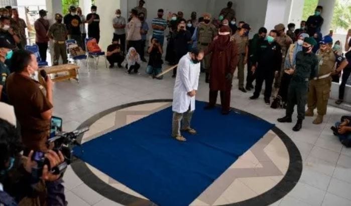 Pareja homosexual es castigada con 77 latigazos por mantener relaciones sexuales en Indonesia