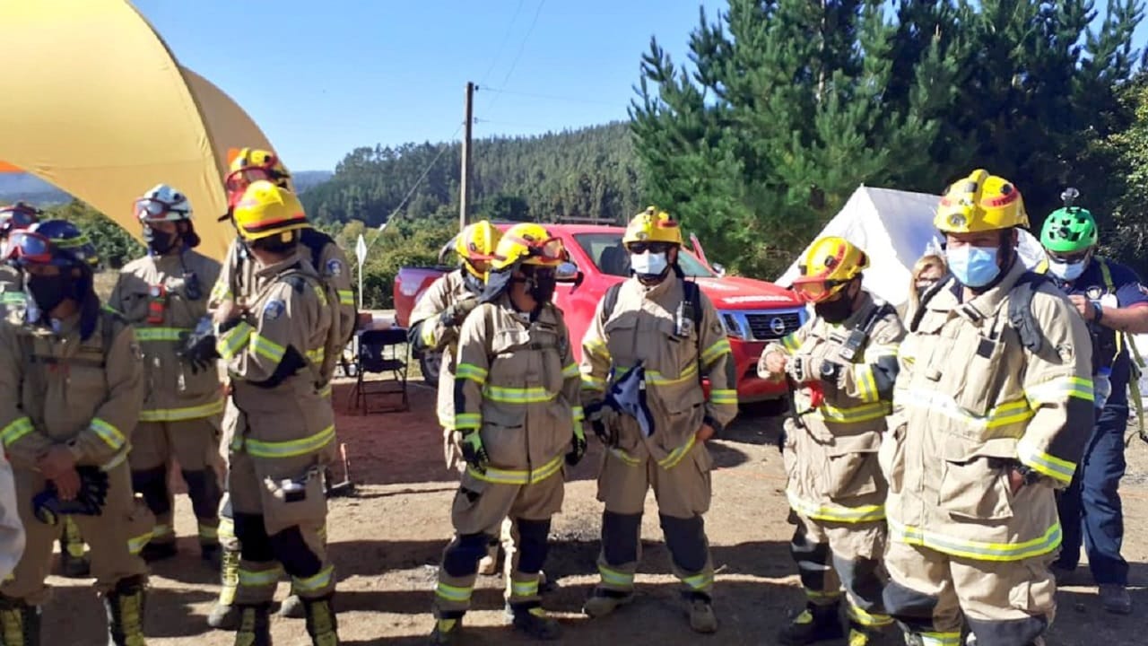 Bomberos de todo Chile llegarán a buscar a Tomás