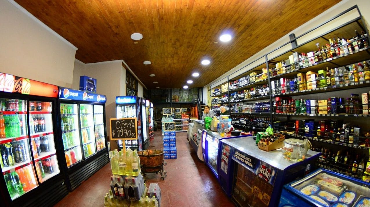 Botillerías denuncian desabastecimiento de cervezas por “discriminación” de distribuidores