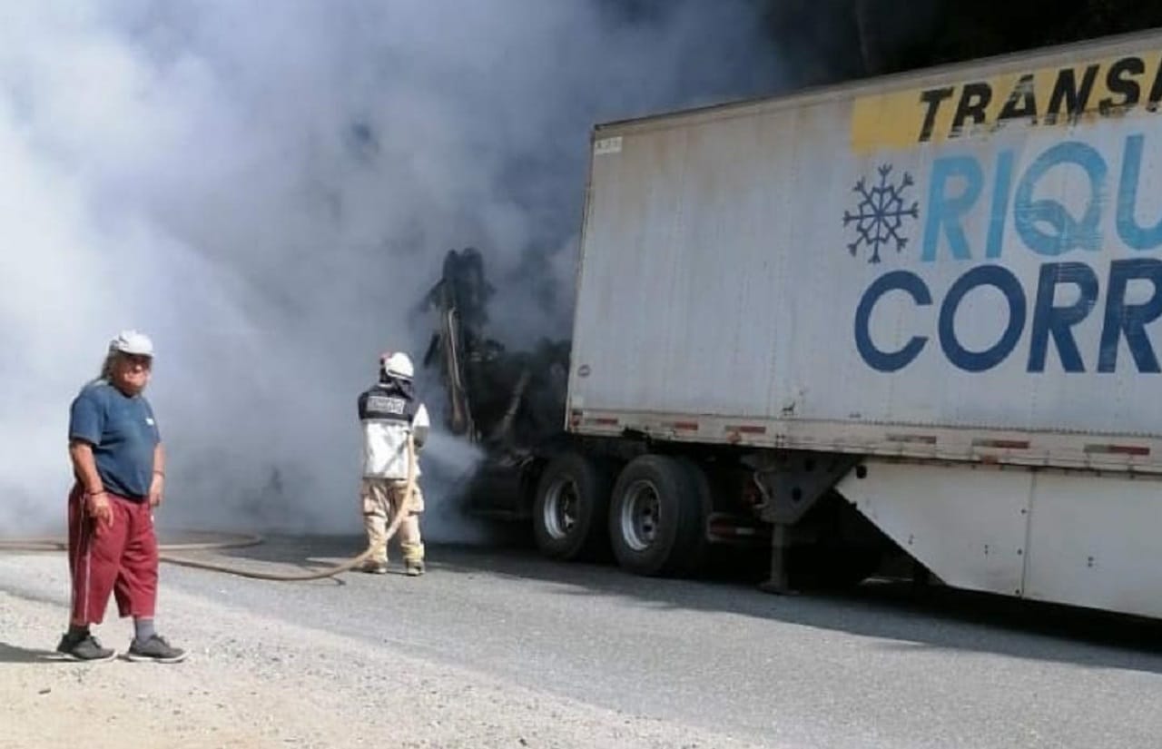 Camioneros piden a conductores no transitar por rutas interiores tras violentos ataques incendiarios en Provincia de Arauco