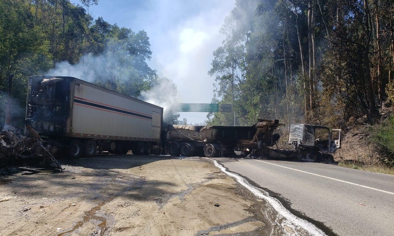 “Andaban alrededor de 40 encapuchados fuertemente armados”: Impactante relato de testigo de ataques incendiarios en Provincia de Arauco