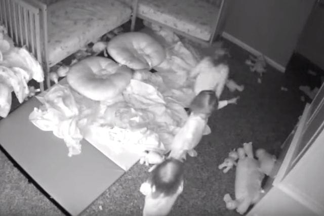 De miedo: Mamá capta a sus hijas hablando con un “fantasma”