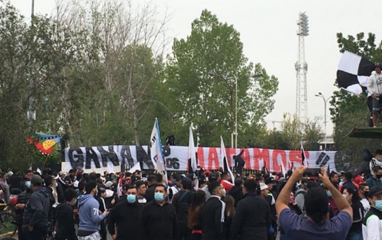 “Ganan o los matamos”: Hinchas de Colo Colo despliegan lienzo con dura amenaza en “arengazo”
