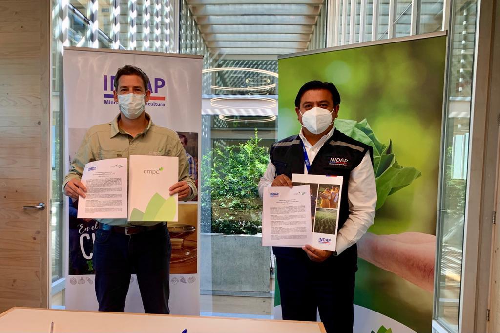 Indap y CMPC firman convenio para fortalecer el desarrollo de la agricultura campesina