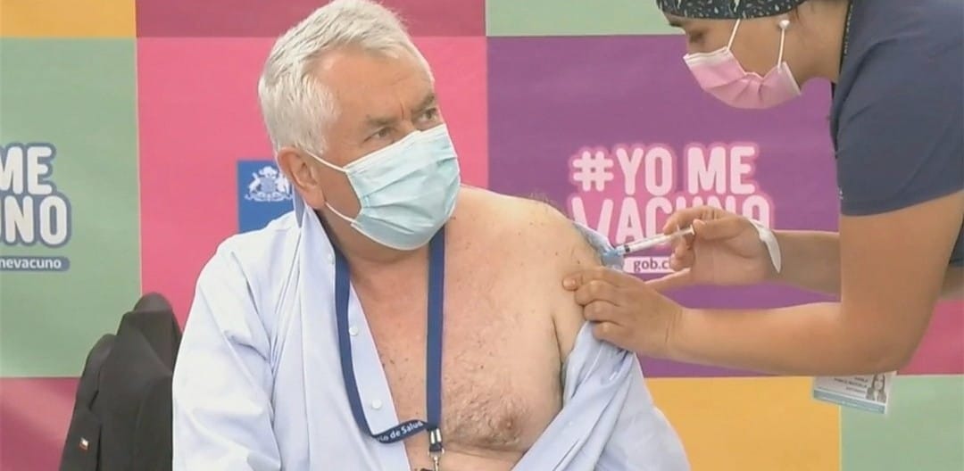 Ministro Paris terminó a torso desnudo al vacunarse contra el Covid-19