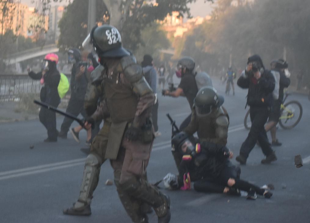Manifestaciones en Plaza Italia dejan 19 detenidos, una mujer con daño ocular y una persona atropellada por Carabineros