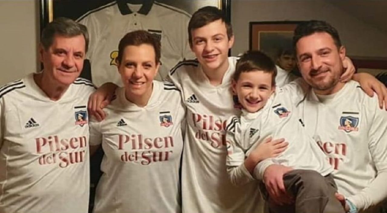Mirko Jozic y su familia se visten con la camiseta de Colo Colo en la antesala de trascendental partido