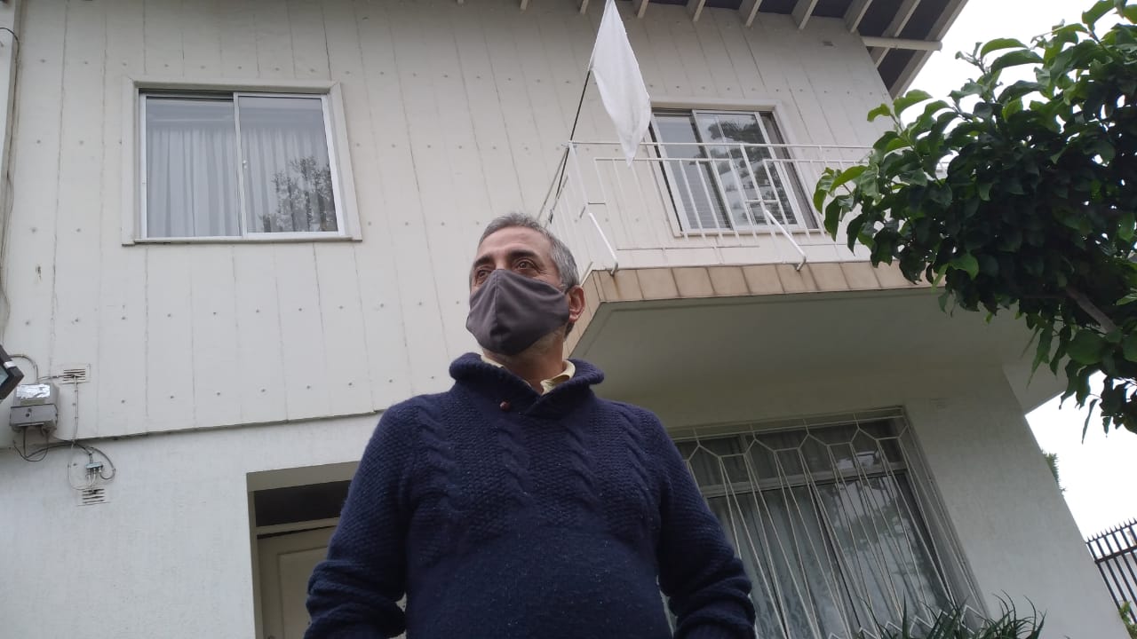 Talcahuano: Adultos mayores esperan con banderas blancas en sus domicilios la vacuna contra el Covid-19
