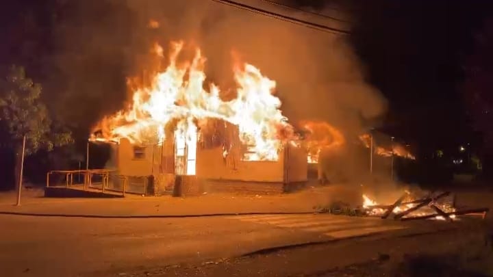 Queman Municipalidad de Panguipulli en medio de protestas por muerte de malabarista baleado por carabinero