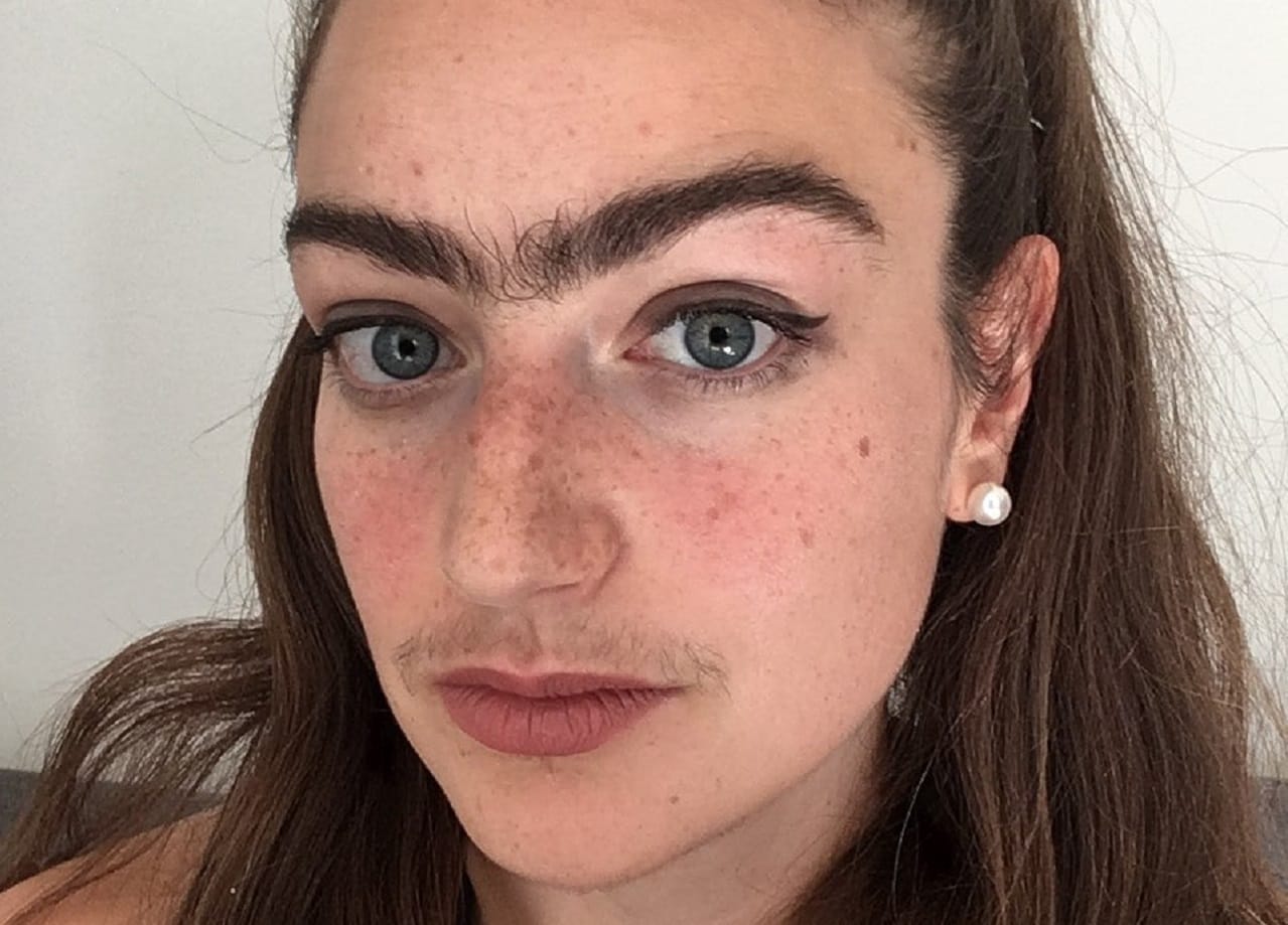 Mujer que no se saca cejas y bigote hace un año se convierte en celebridad de Instagram