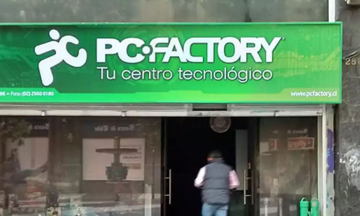 Funan a PC Factory por sexismo: Mujer acusó que debió ir con pololo para cambiar computador