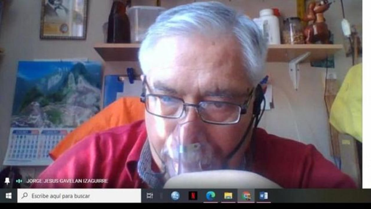 Profesor no dejó de impartir clases pese a estar conectado a oxigeno debido al Covid-19