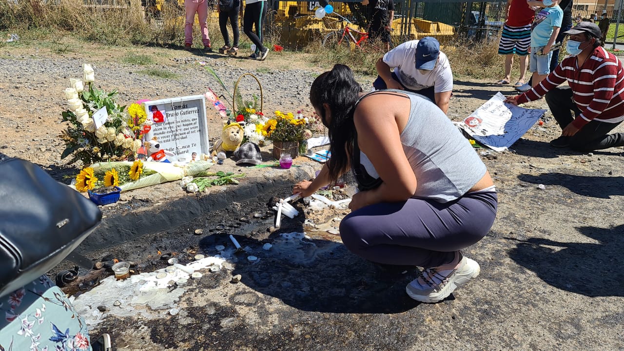 Abuela paterna de Tomás Bravo llegó hasta el SML para acompañar a su nieto