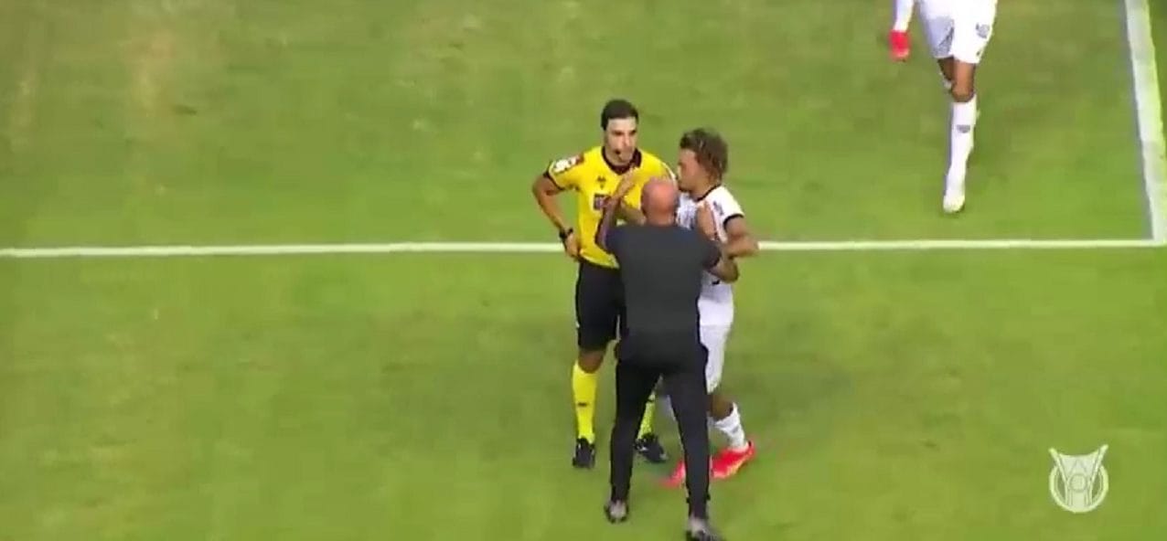Jorge Sampaoli tuvo fuerte minuto de furia en su último compromiso en Brasil