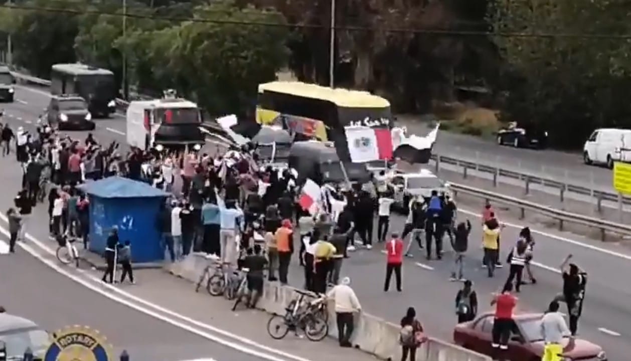 Hinchas de Colo Colo llenaron la carretera para apoyar paso del bus rumbo a Talca