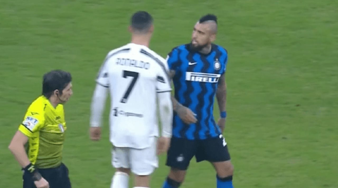 Vidal le dijo de todo a Cristiano Ronaldo tras cometerle una falta en la derrota del Inter