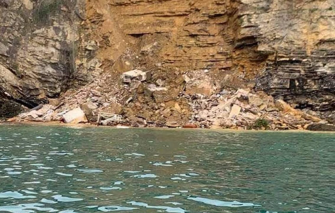 Decenas de ataúdes flotando en el mar y otros colgando en el cerro dejó derrumbe de cementerio en Italia