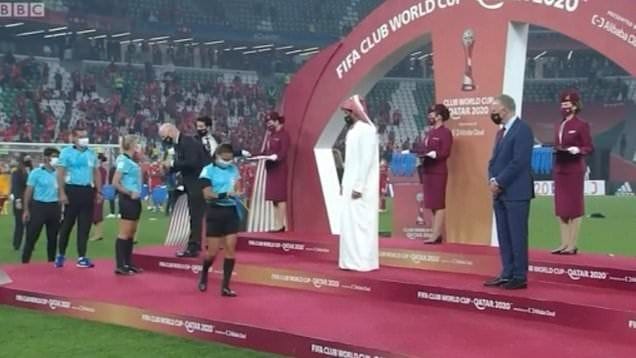 Jeque qatarí desató la indignación: Le negó el saludo a árbitras en el Mundial de Clubes