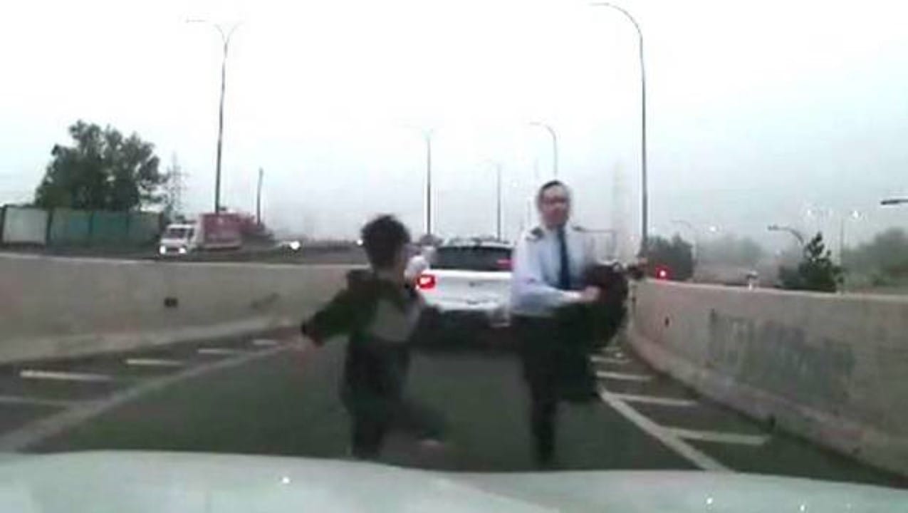 Graban a niño participando de violenta encerrona: Tendría cerca de diez años