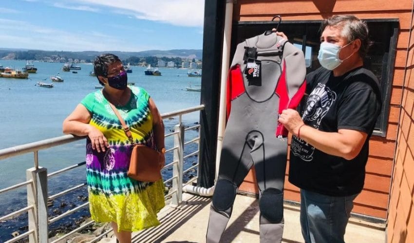 Más de 220 mujeres algueras del Biobío recibieron trajes para operar mejor en sus faenas