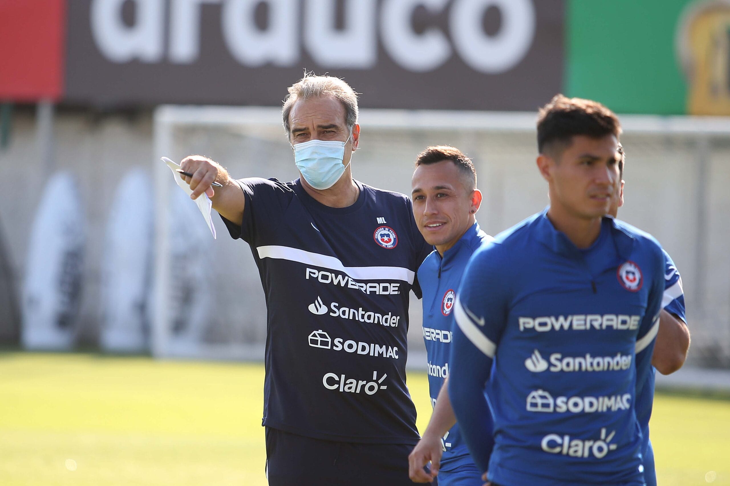 La primera formación de la era Lasarte tiene a Bravo como capitán, dos debutantes y el “Mago” Jiménez retorna a la “Roja”
