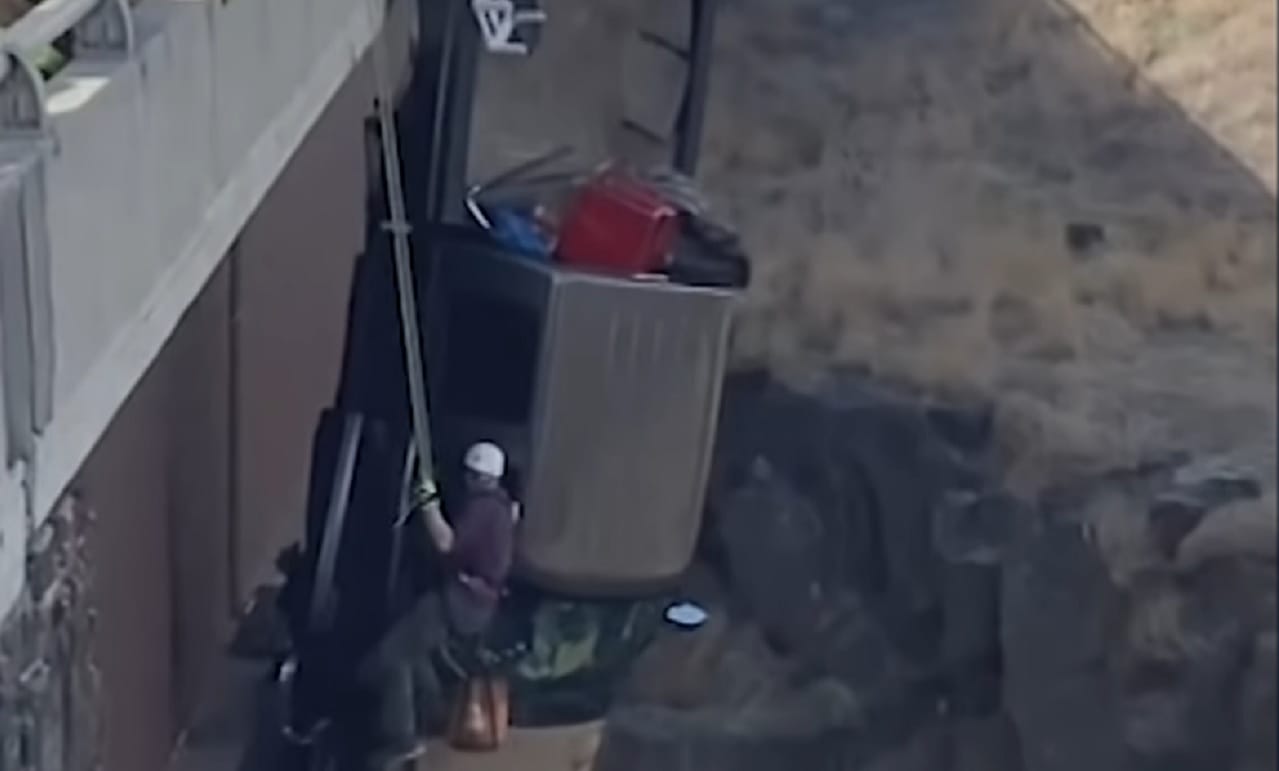 Pareja de adultos mayores quedaron colgados de un puente tras accidente vehicular