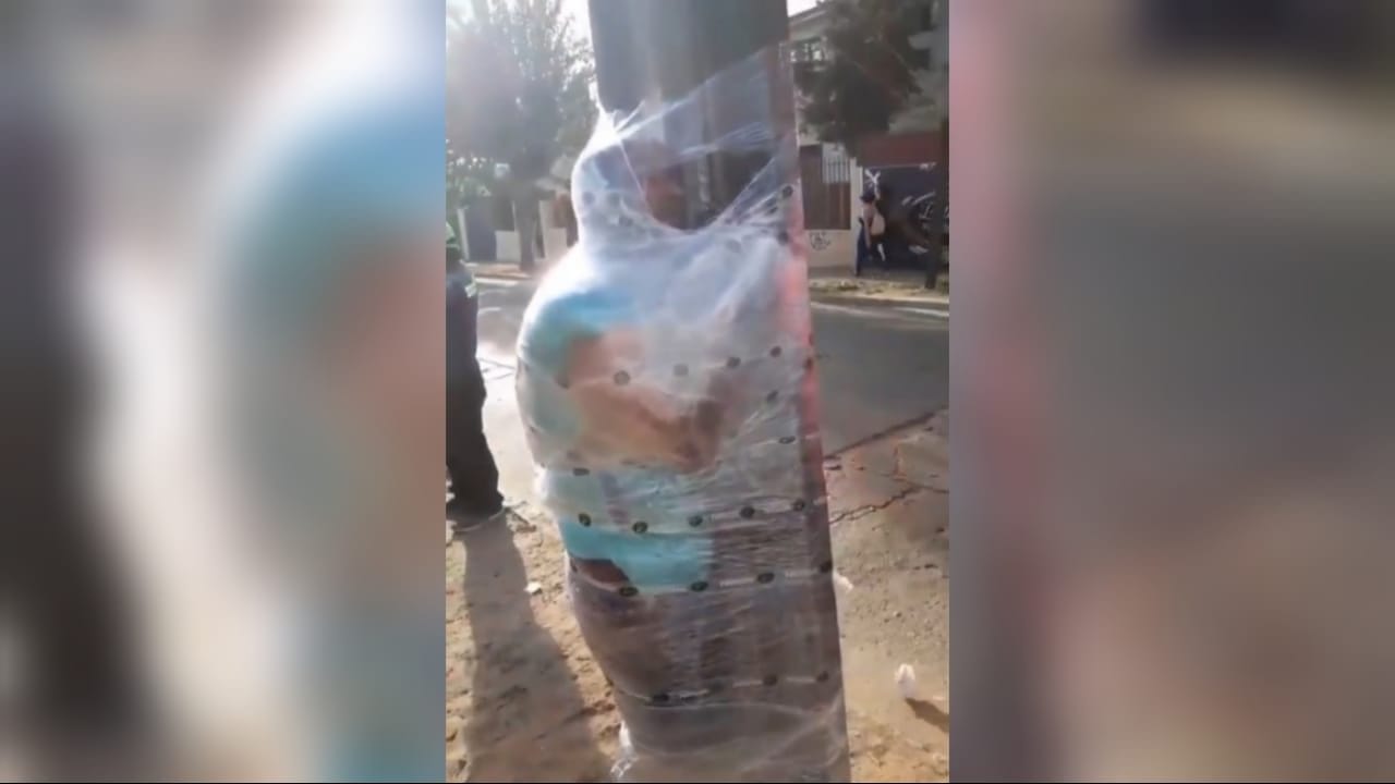 Envuelven en papel alusa junto a un poste a sujeto que quiso robar un auto