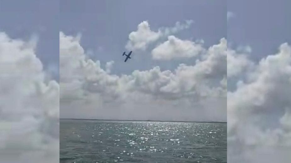 Registran momento en que avioneta cae al mar en medio de fiesta para saber sexo de bebé: Fallecieron dos personas