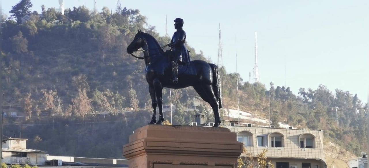 Con homenajes: Retiran estatua del general Baquedano para su restauración