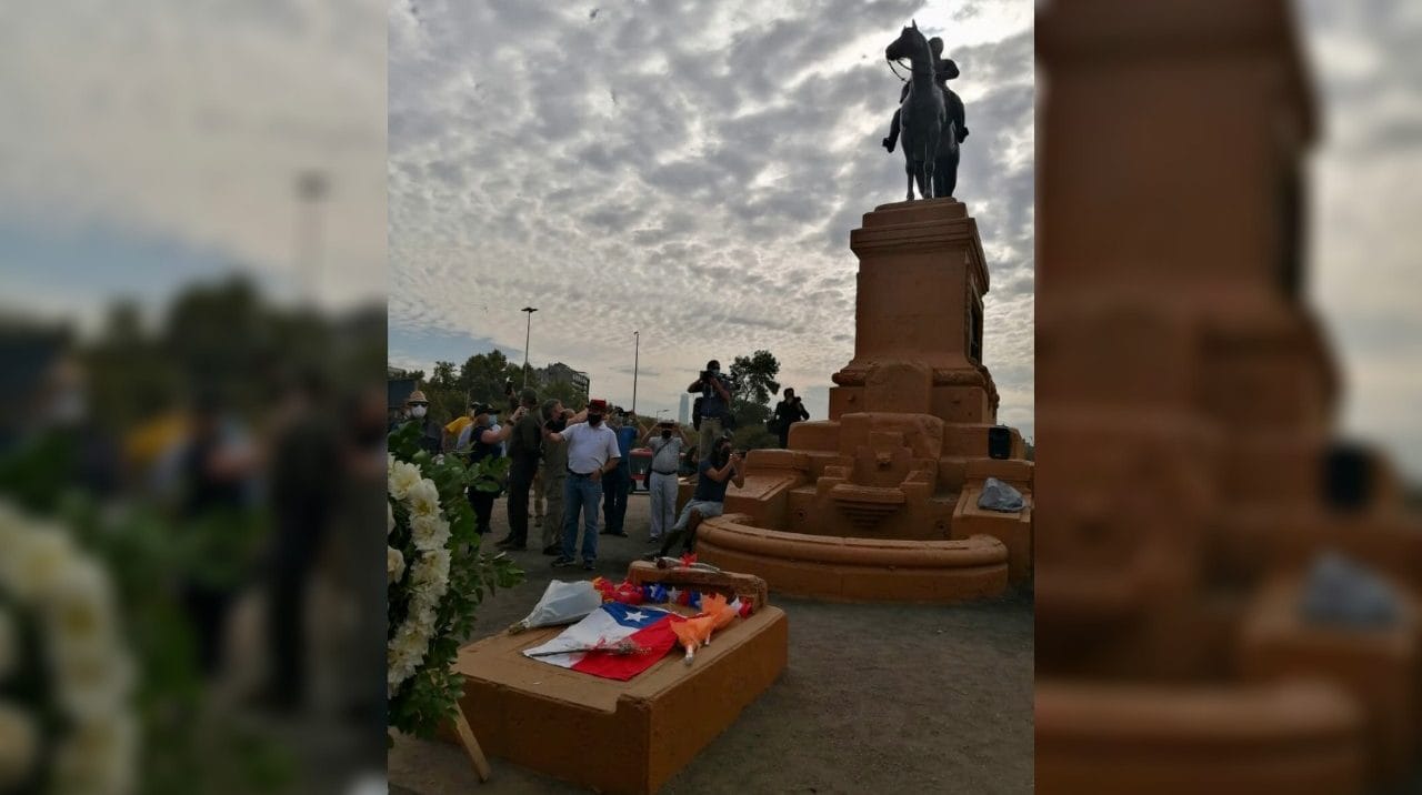 Militares en retiro realizan homenaje frente a la estatua del general Baquedano