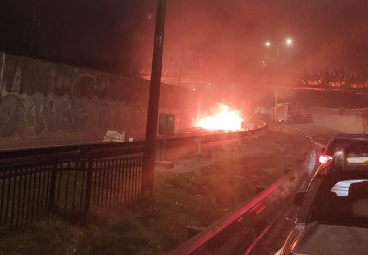 Barricadas incendiarias impiden tránsito en la costanera de Concepción