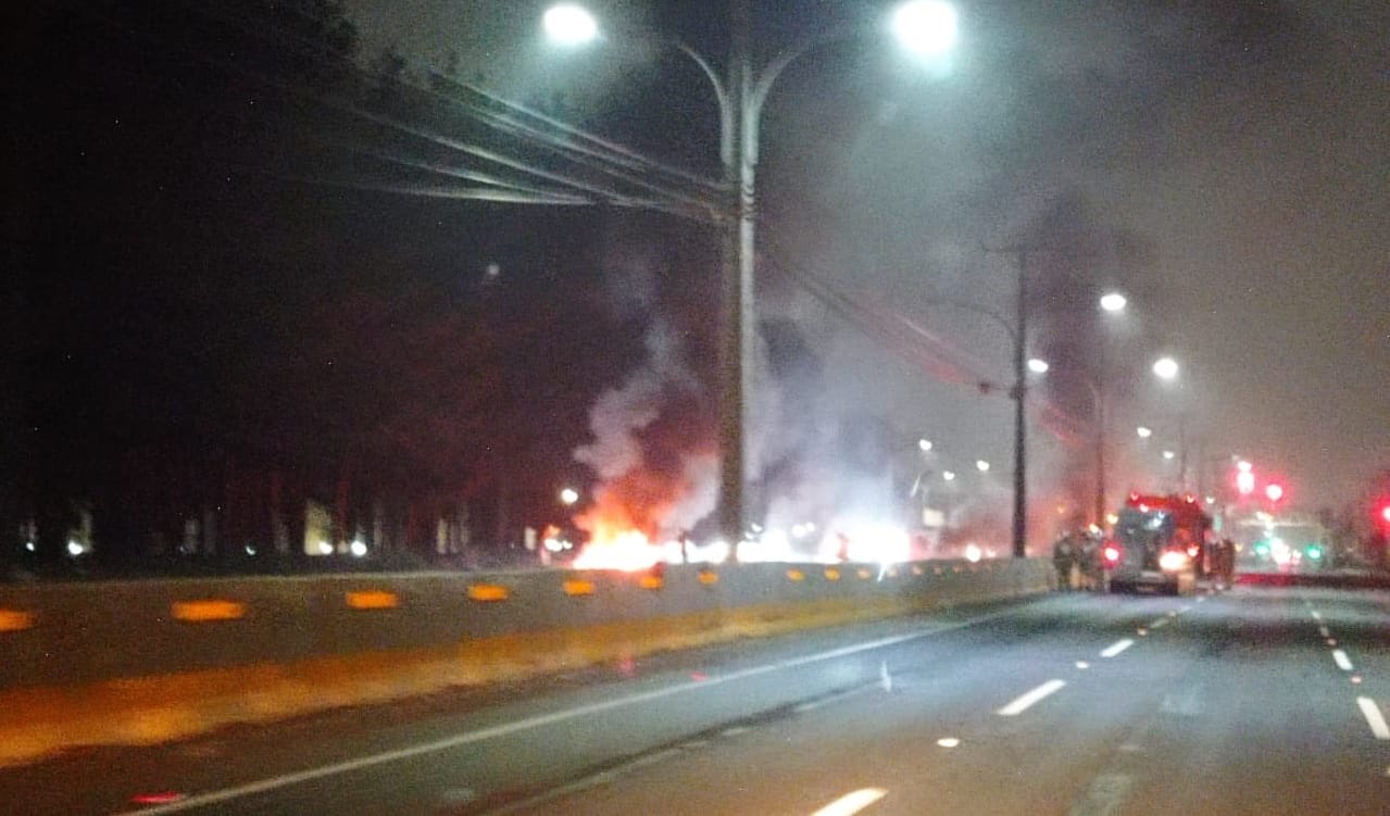 Registran barricadas en Ruta 160: Video capta momento en que desconocidos prenden los neumáticos