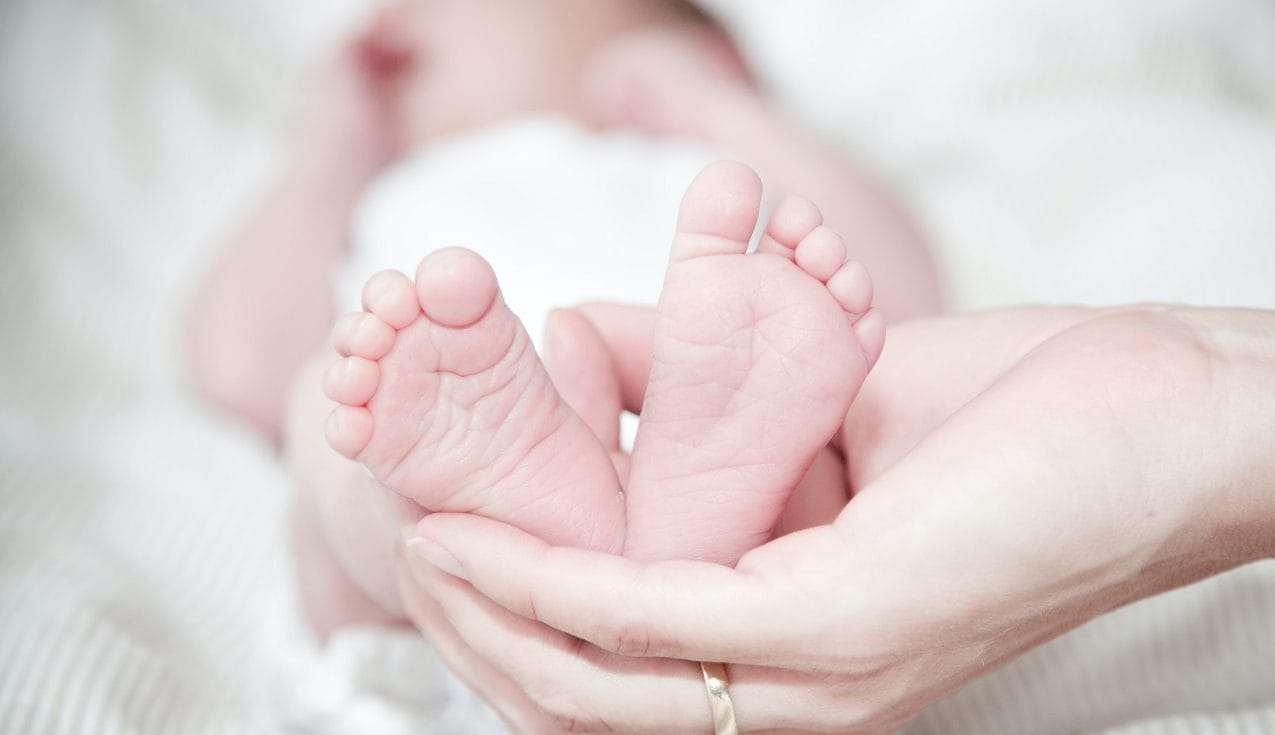 Falleció bebé que estaba con muerte cerebral tras golpiza de sus padres