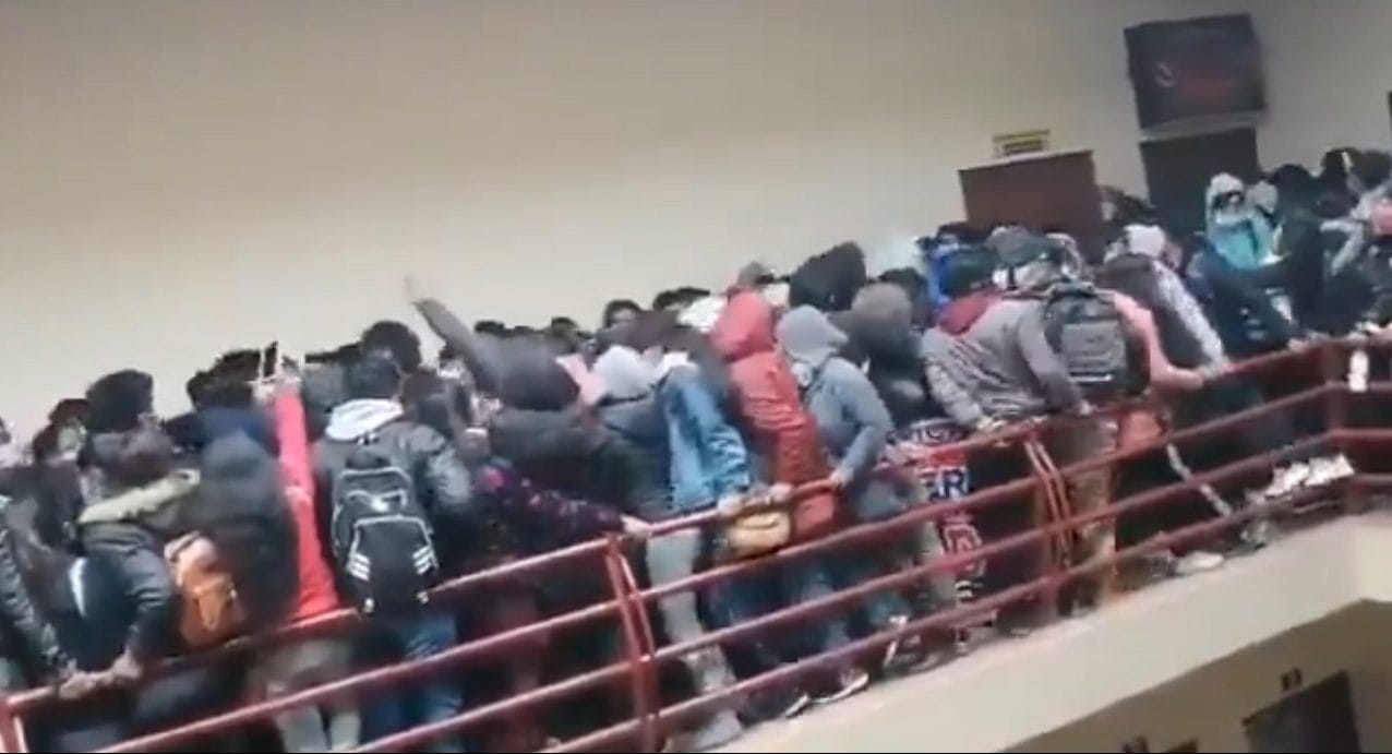 Cinco estudiantes fallecieron tras caer de un cuarto piso de una universidad en Bolivia