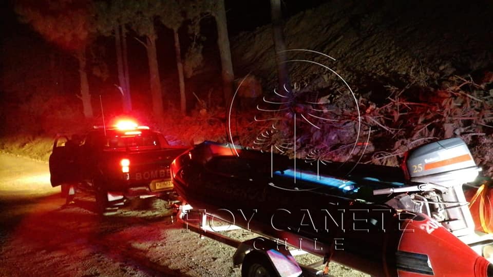 Dos jóvenes mueren luego de que auto cayó al río en Lebu