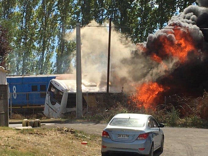 Tragedia en cruce ferroviario de Cabrero: Tren de carga colisionó a bus de pasajeros dejando dos fallecidos y tres heridos
